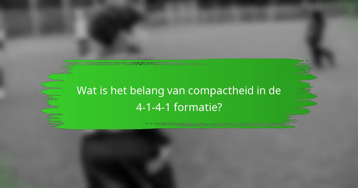 Wat is het belang van compactheid in de 4-1-4-1 formatie?